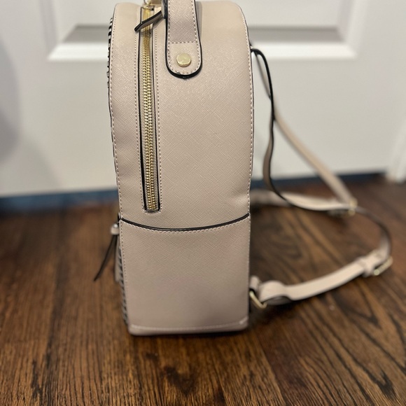 CALPAK Backpack. Great Used Condition. Perfect for work, school, busy moms. Zip - Picture 4 of 11